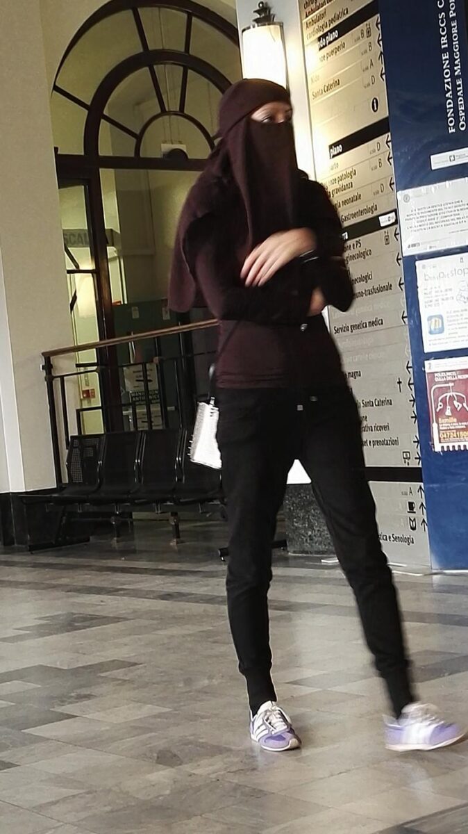Il divieto di Maroni sul burqa? Negli ospedali di Milano non viene applicato Il divieto di Maroni sul burqa? Negli ospedali di Milano non viene applicato