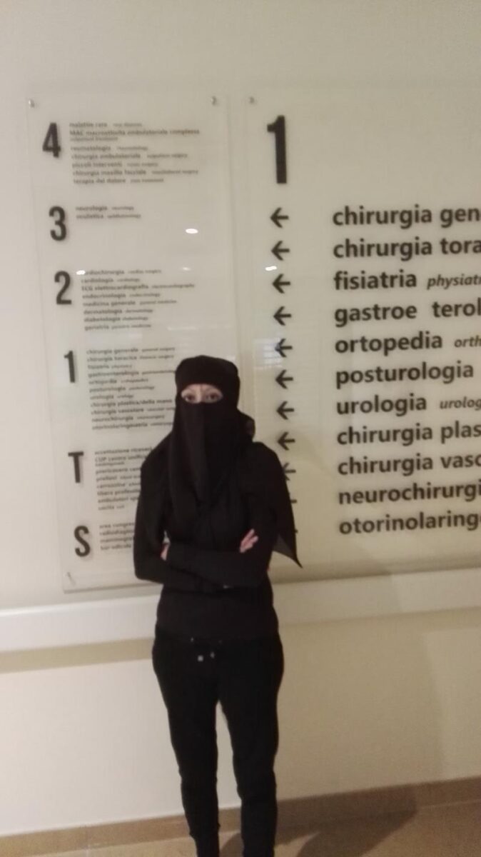 Il divieto di Maroni sul burqa? Negli ospedali di Milano non viene applicato Il divieto di Maroni sul burqa? Negli ospedali di Milano non viene applicato