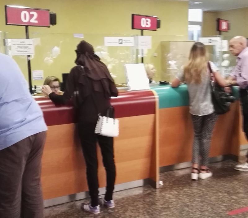 Il divieto di Maroni sul burqa? Negli ospedali di Milano non viene applicato Il divieto di Maroni sul burqa? Negli ospedali di Milano non viene applicato