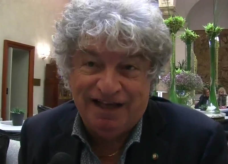 Le sigarette uccidono 40mila volte. La scienza: “Vapore contro l’epidemia” Le sigarette uccidono 40mila volte. La scienza: “Vapore contro l’epidemia”