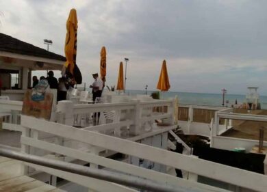 Ostia, blitz anti abusivismo: sigilli al chiosco Hakuna Matata