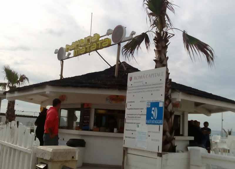 Ostia, blitz anti abusivismo: sigilli al chiosco Hakuna Matata Ostia, blitz anti abusivismo: sigilli al chiosco Hakuna Matata