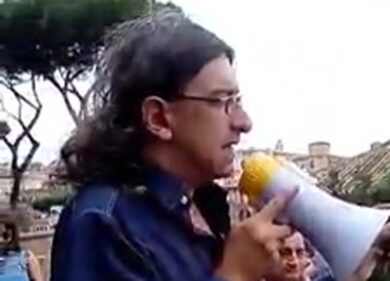 No alle olimpiadi: Gabriele Paolini per protesta dà fuoco a 5 euro