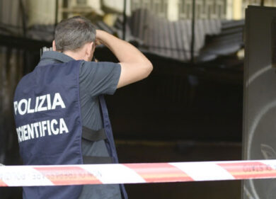 Morta in casa con un asciugamano in bocca: giallo alla Magliana