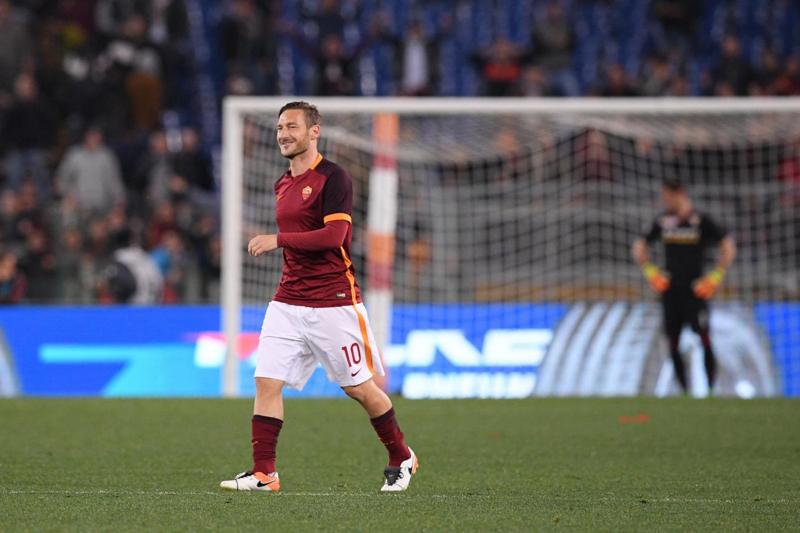 Roma. Totti lancia la sua pagina facebook ufficiale Roma. Totti lancia la sua pagina facebook ufficiale