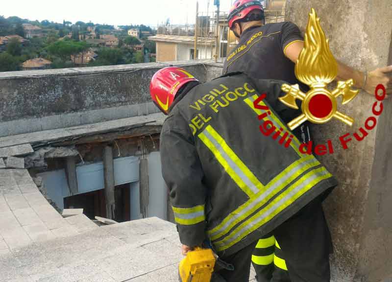 Terrore a Frascati: crolla una palazzina di 3 piani. Estratto vivo un 75enne Terrore a Frascati: crolla una palazzina di 3 piani. Estratto vivo un 75enne