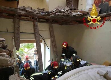 Terrore a Frascati: crolla una palazzina di 3 piani. Estratto vivo un 75enne