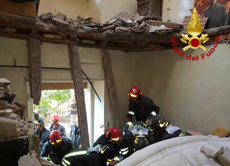 Terrore a Frascati: crolla una palazzina di 3 piani. Estratto vivo un 75enne Terrore a Frascati: crolla una palazzina di 3 piani. Estratto vivo un 75enne
