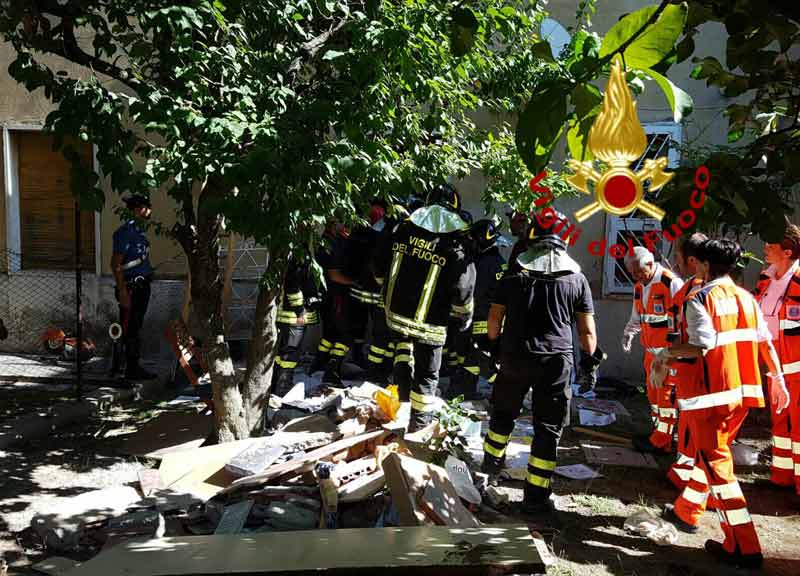 Terrore a Frascati: crolla una palazzina di 3 piani. Estratto vivo un 75enne Terrore a Frascati: crolla una palazzina di 3 piani. Estratto vivo un 75enne