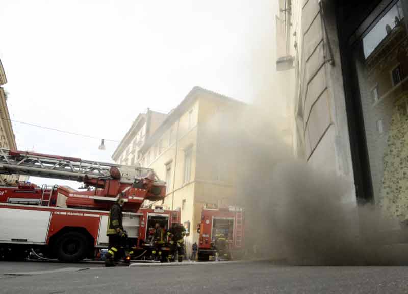 Fiamme a Corso Vittorio, si incendia la centralina elettrica in un palazzo Fiamme a Corso Vittorio, si incendia la centralina elettrica in un palazzo