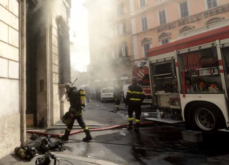 Fiamme a Corso Vittorio, si incendia la centralina elettrica in un palazzo Fiamme a Corso Vittorio, si incendia la centralina elettrica in un palazzo