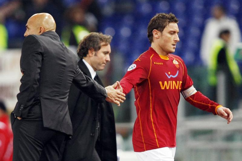 Roma, Totti: “Ilary Blasi mi ama. Ma con Spalletti e Pallotta sintonia” Roma, Totti: “Ilary Blasi mi ama. Ma con Spalletti e Pallotta sintonia”