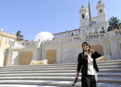 Rifiuti a Roma, il ministro Galletti tira le orecchie alla Raggi: “Nulla”