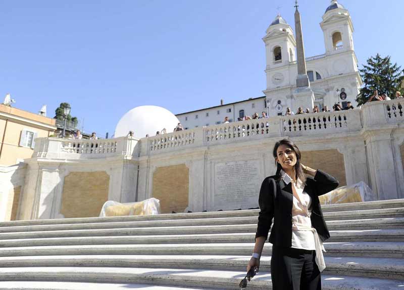 Rifiuti a Roma, il ministro Galletti tira le orecchie alla Raggi: “Nulla” Rifiuti a Roma, il ministro Galletti tira le orecchie alla Raggi: “Nulla”