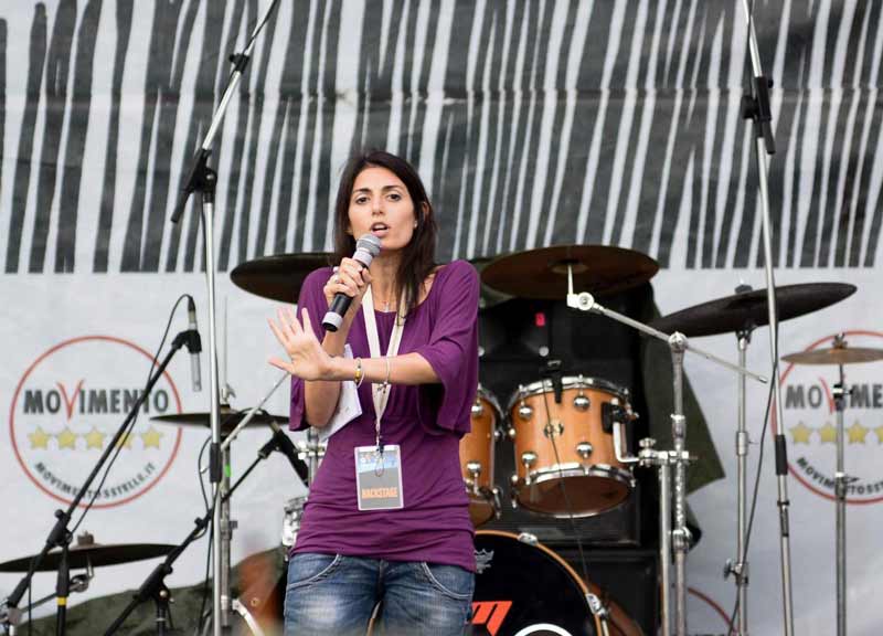 Rifiuti a Roma, il ministro Galletti tira le orecchie alla Raggi: “Nulla” Rifiuti a Roma, il ministro Galletti tira le orecchie alla Raggi: “Nulla”