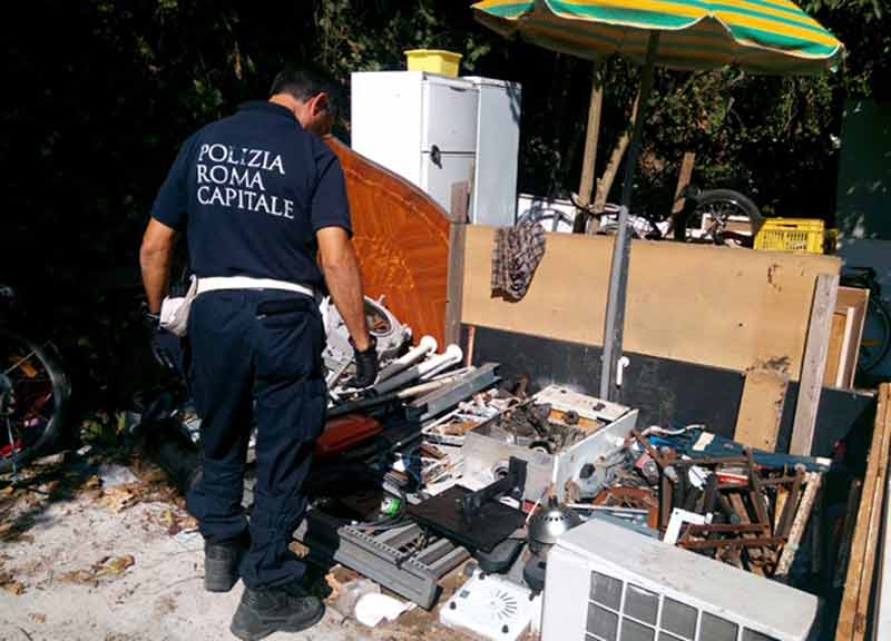 Cinquanta nomadi accerchiano i vigili per difendere la discarica abusiva Cinquanta nomadi accerchiano i vigili per difendere la discarica abusiva