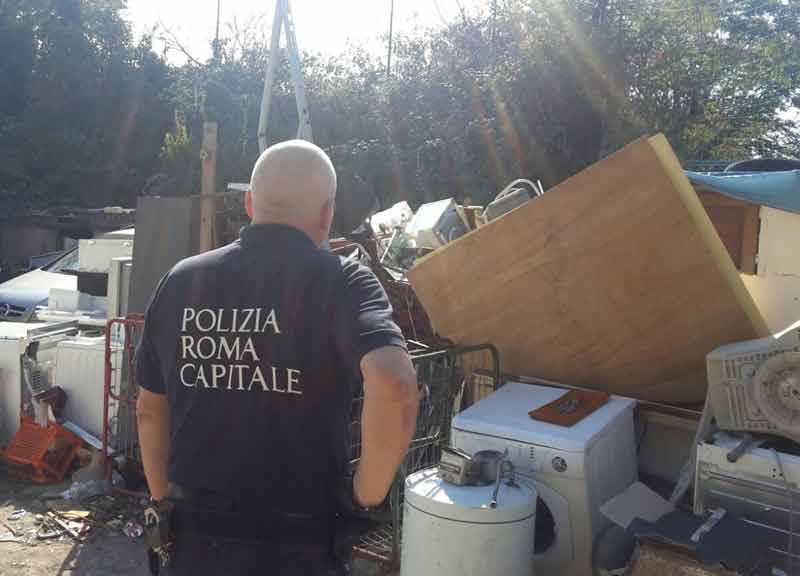 Cinquanta nomadi accerchiano i vigili per difendere la discarica abusiva Cinquanta nomadi accerchiano i vigili per difendere la discarica abusiva
