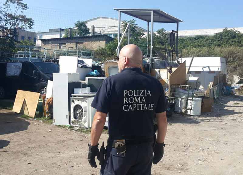 Cinquanta nomadi accerchiano i vigili per difendere la discarica abusiva Cinquanta nomadi accerchiano i vigili per difendere la discarica abusiva