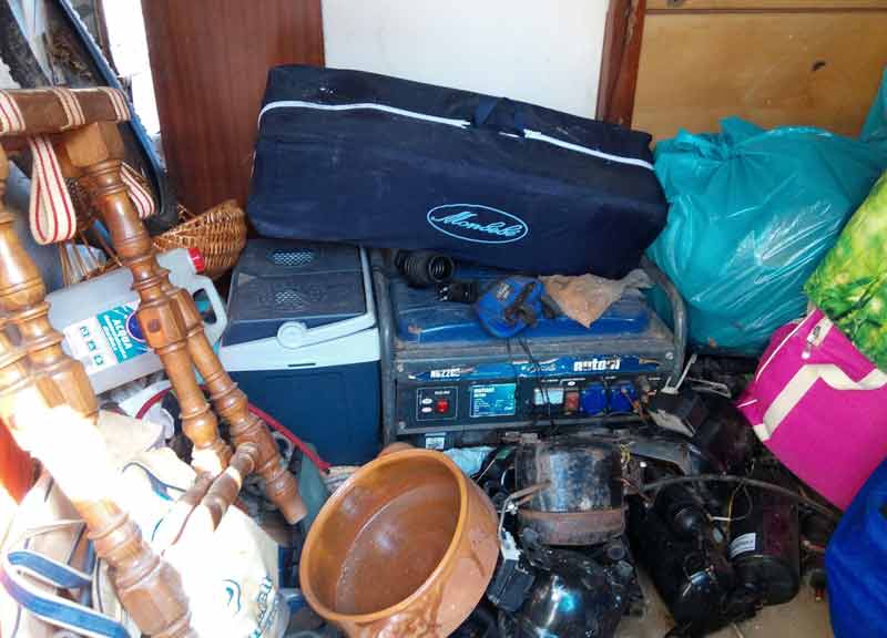 Cinquanta nomadi accerchiano i vigili per difendere la discarica abusiva Cinquanta nomadi accerchiano i vigili per difendere la discarica abusiva