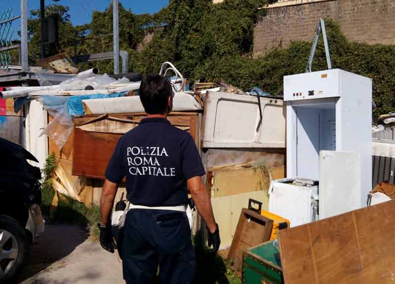 Cinquanta nomadi accerchiano i vigili per difendere la discarica abusiva Cinquanta nomadi accerchiano i vigili per difendere la discarica abusiva