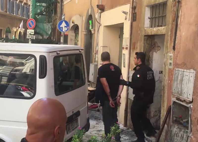 In manette Simone Di Stefano: Casapound resiste allo sgombero al Colosseo In manette Simone Di Stefano: Casapound resiste allo sgombero al Colosseo