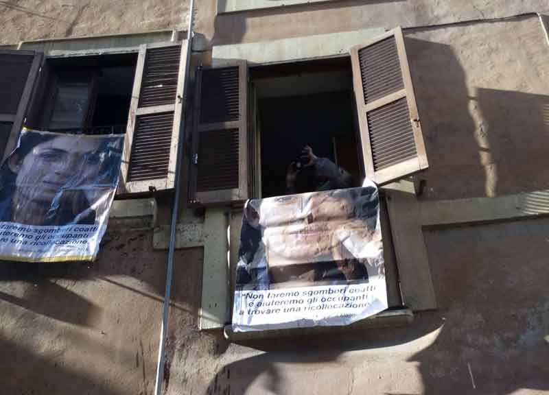 In manette Simone Di Stefano: Casapound resiste allo sgombero al Colosseo In manette Simone Di Stefano: Casapound resiste allo sgombero al Colosseo