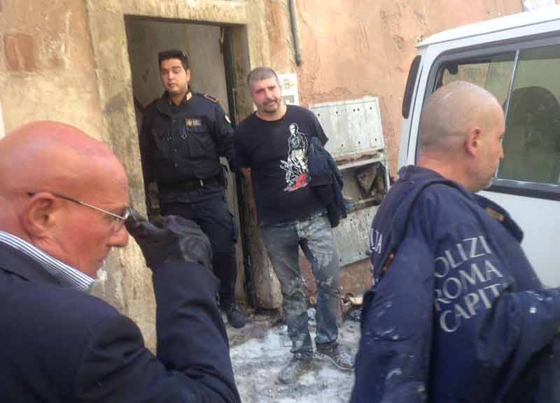 In manette Simone Di Stefano: Casapound resiste allo sgombero al Colosseo In manette Simone Di Stefano: Casapound resiste allo sgombero al Colosseo