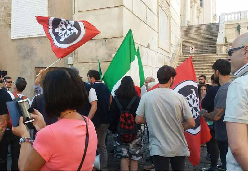 In manette Simone Di Stefano: Casapound resiste allo sgombero al Colosseo In manette Simone Di Stefano: Casapound resiste allo sgombero al Colosseo