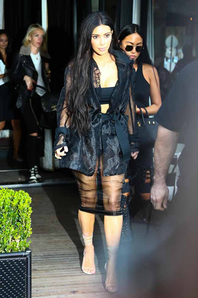 Kim Kardashian aggredita a Parigi. L’obiettivo? Morderle il lato B. FOTO Kim Kardashian aggredita a Parigi. L’obiettivo? Morderle il lato B. FOTO