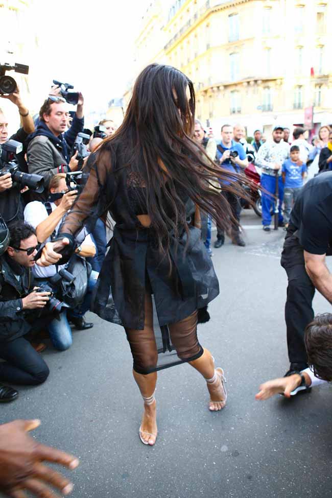 Kim Kardashian aggredita a Parigi. L’obiettivo? Morderle il lato B. FOTO Kim Kardashian aggredita a Parigi. L’obiettivo? Morderle il lato B. FOTO