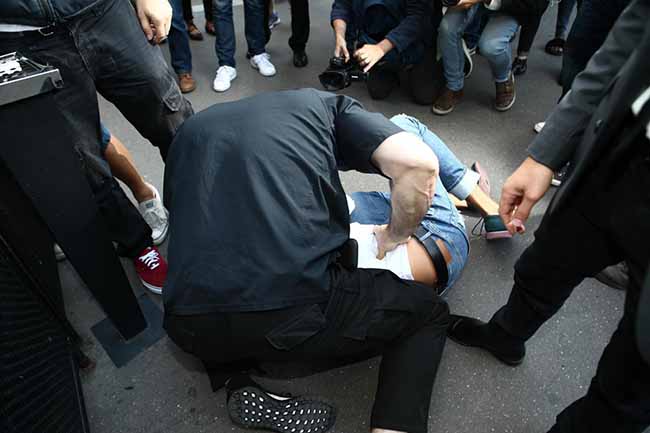 Kim Kardashian aggredita a Parigi. L’obiettivo? Morderle il lato B. FOTO Kim Kardashian aggredita a Parigi. L’obiettivo? Morderle il lato B. FOTO