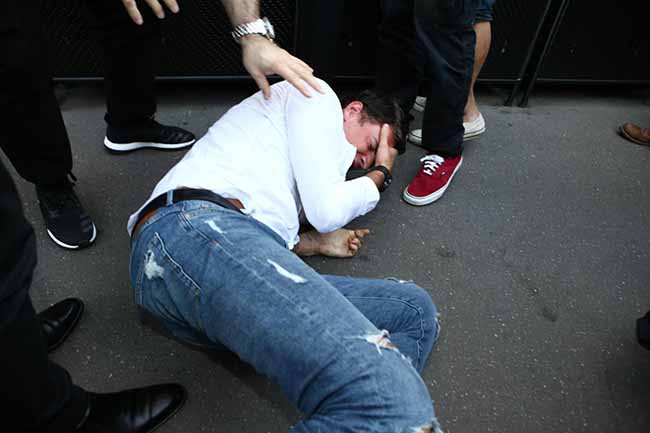 Kim Kardashian aggredita a Parigi. L’obiettivo? Morderle il lato B. FOTO Kim Kardashian aggredita a Parigi. L’obiettivo? Morderle il lato B. FOTO