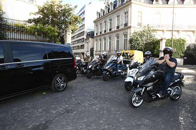 Kim Kardashian aggredita a Parigi. L’obiettivo? Morderle il lato B. FOTO Kim Kardashian aggredita a Parigi. L’obiettivo? Morderle il lato B. FOTO