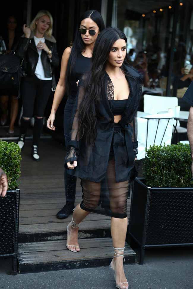 Kim Kardashian aggredita a Parigi. L’obiettivo? Morderle il lato B. FOTO Kim Kardashian aggredita a Parigi. L’obiettivo? Morderle il lato B. FOTO