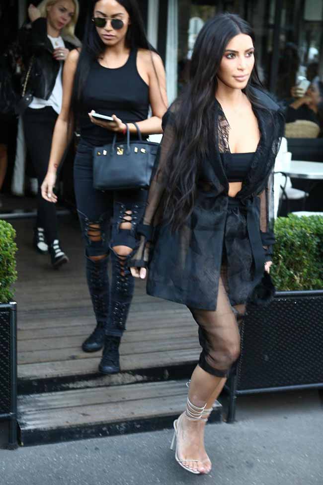 Kim Kardashian aggredita a Parigi. L’obiettivo? Morderle il lato B. FOTO Kim Kardashian aggredita a Parigi. L’obiettivo? Morderle il lato B. FOTO