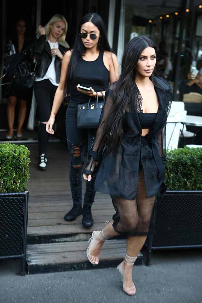 Kim Kardashian aggredita a Parigi. L’obiettivo? Morderle il lato B. FOTO Kim Kardashian aggredita a Parigi. L’obiettivo? Morderle il lato B. FOTO