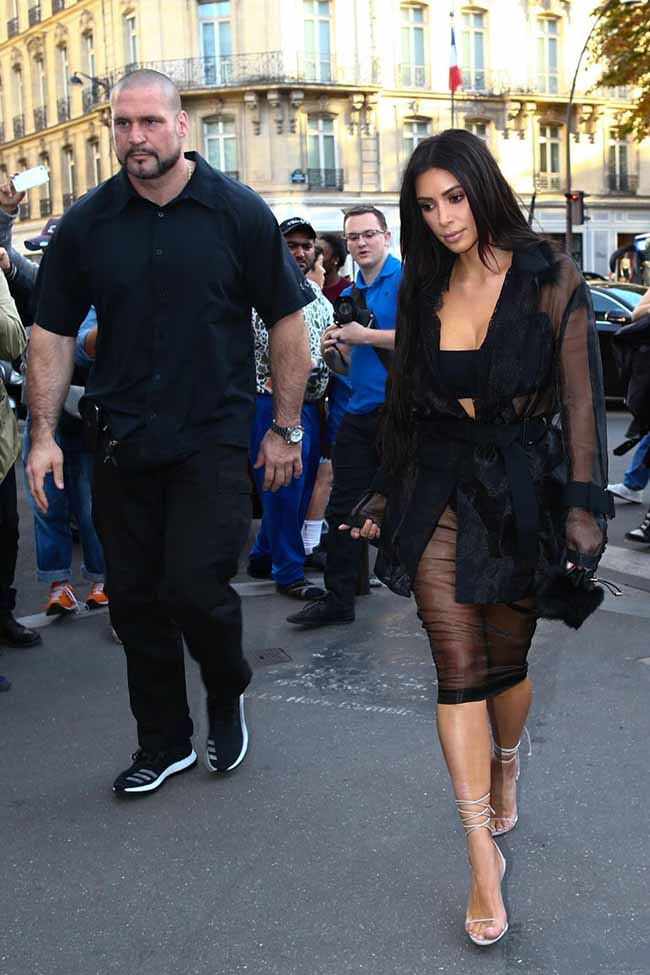 Kim Kardashian aggredita a Parigi. L’obiettivo? Morderle il lato B. FOTO Kim Kardashian aggredita a Parigi. L’obiettivo? Morderle il lato B. FOTO