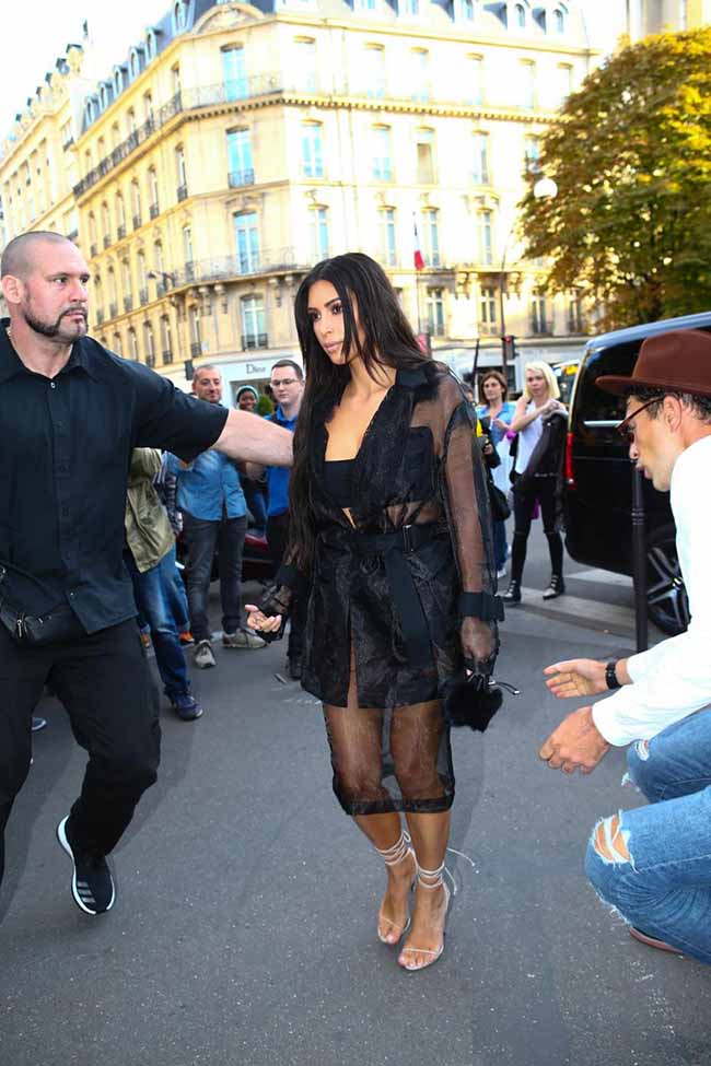 Kim Kardashian aggredita a Parigi. L’obiettivo? Morderle il lato B. FOTO Kim Kardashian aggredita a Parigi. L’obiettivo? Morderle il lato B. FOTO