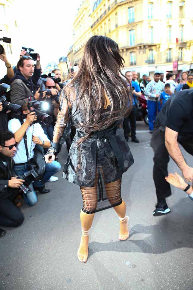 Kim Kardashian aggredita a Parigi. L’obiettivo? Morderle il lato B. FOTO Kim Kardashian aggredita a Parigi. L’obiettivo? Morderle il lato B. FOTO