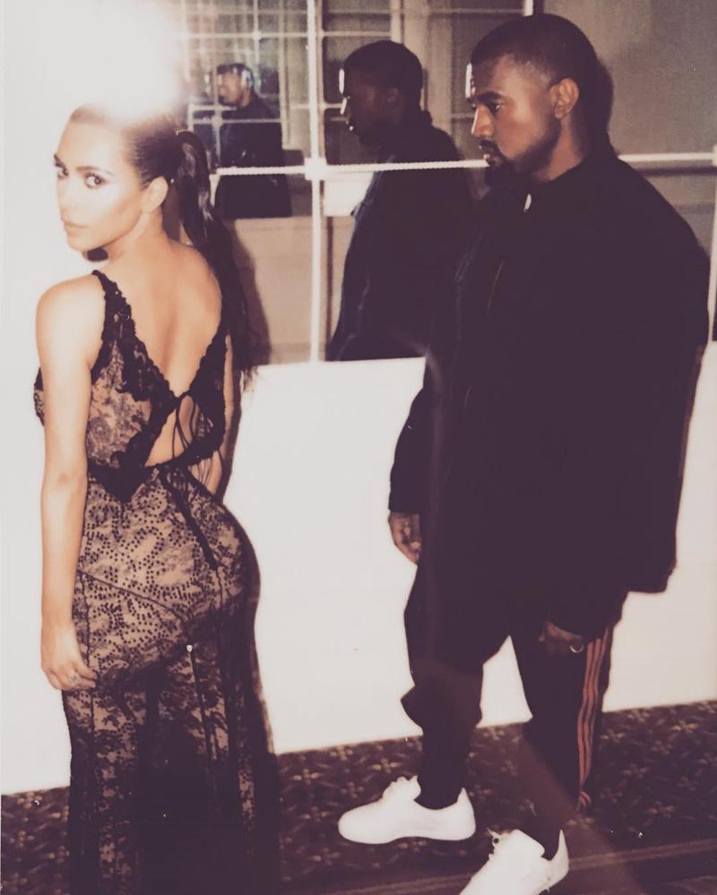 Kim Kardashian, topless Instagram. Jeans sbottonati: che sexy la signora West