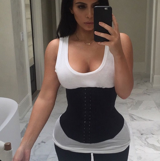 Kim Kardashian, topless Instagram. Jeans sbottonati: che sexy la signora West