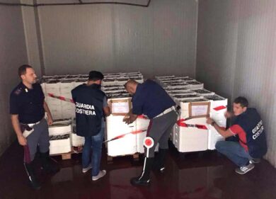 Pesce fresco senza etichetta da Civitavecchia a Salerno. Viaggio al contrario