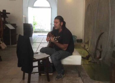 Mino De Santis, canta storie di migranti da Lecce a Milano