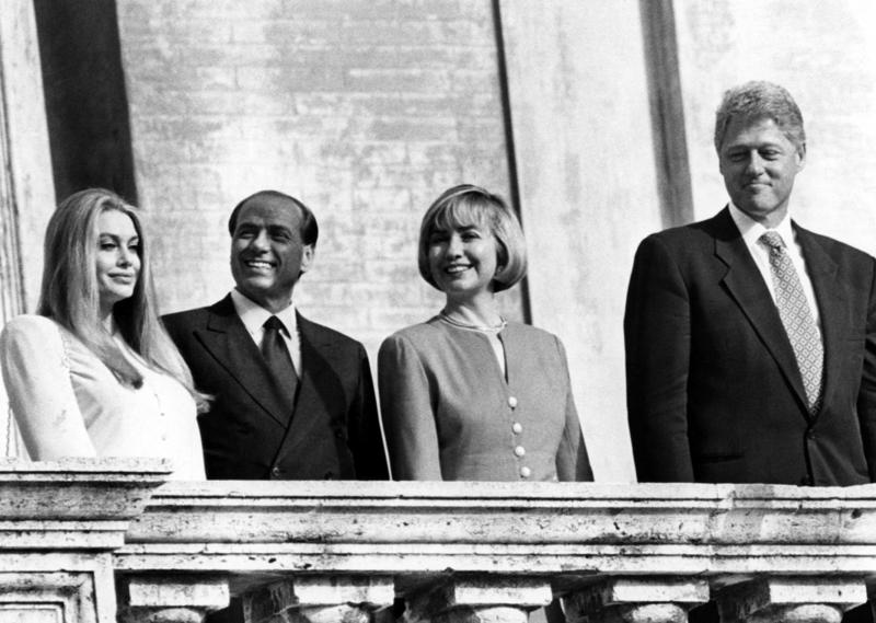 Hillary Clinton e l’ansia da soldi. Da dove nasce l’ossessione per il lusso
