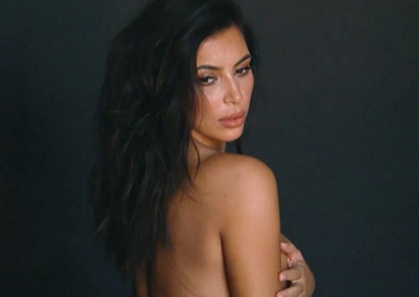 Parigi, Kim Kardashian aggredita in un albergo da due uomini mascherati Parigi, Kim Kardashian aggredita in un albergo da due uomini mascherati