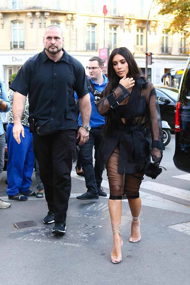 Parigi, Kim Kardashian aggredita in un albergo da due uomini mascherati Parigi, Kim Kardashian aggredita in un albergo da due uomini mascherati
