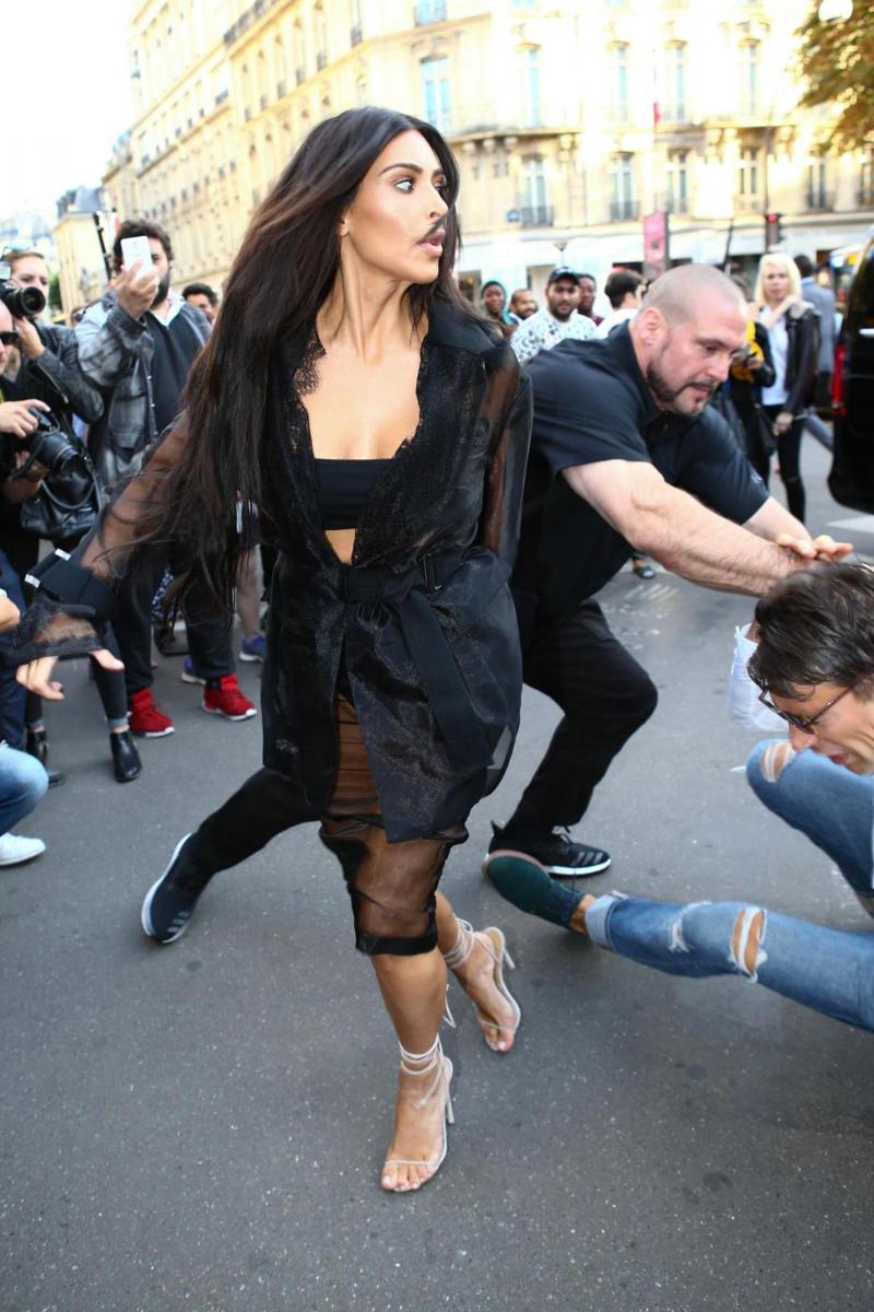 Parigi, Kim Kardashian aggredita in un albergo da due uomini mascherati Parigi, Kim Kardashian aggredita in un albergo da due uomini mascherati