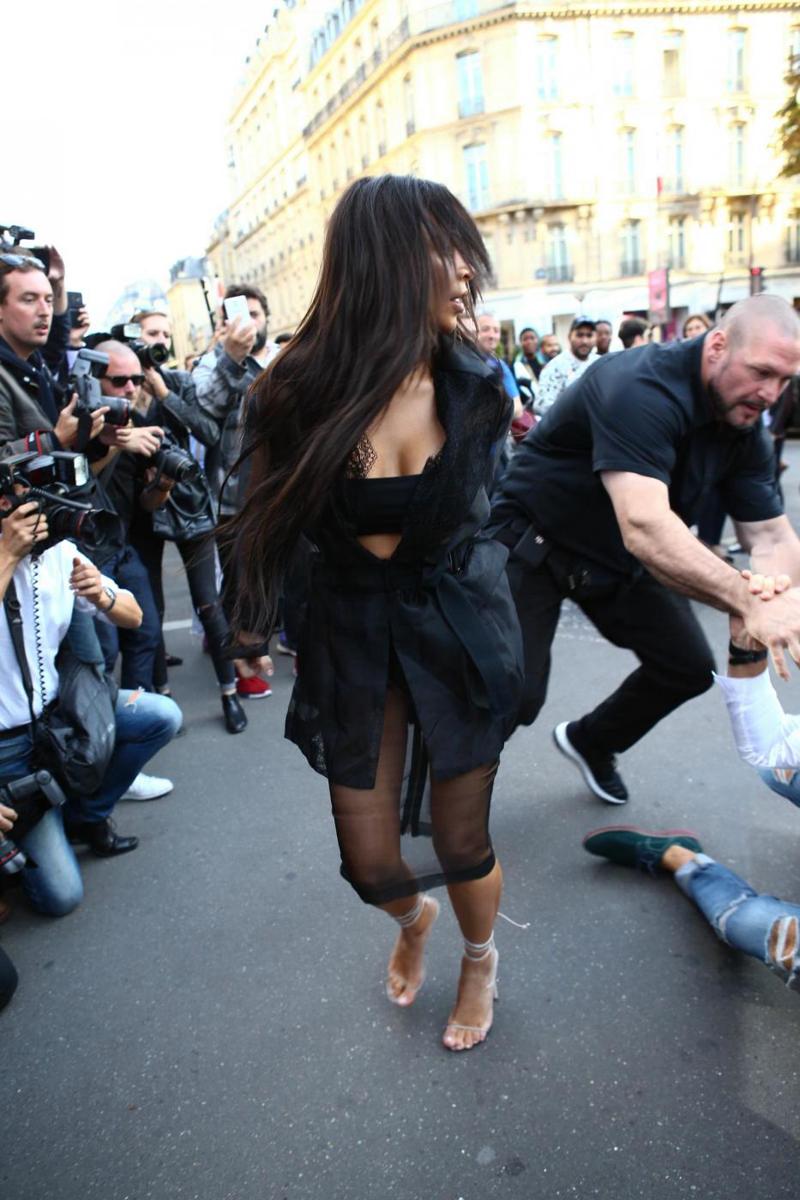 Parigi, Kim Kardashian aggredita in un albergo da due uomini mascherati Parigi, Kim Kardashian aggredita in un albergo da due uomini mascherati