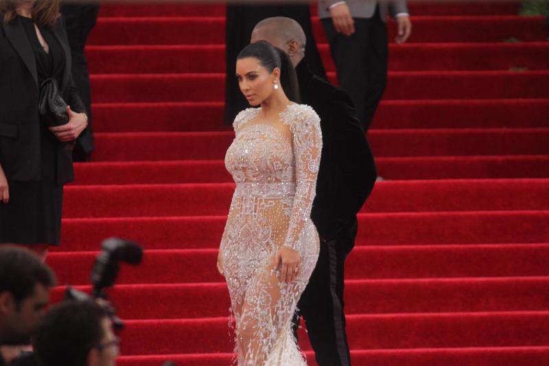 Parigi, Kim Kardashian aggredita in un albergo da due uomini mascherati Parigi, Kim Kardashian aggredita in un albergo da due uomini mascherati