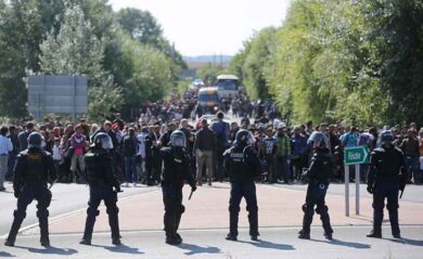 Migranti, centinaia in marcia dalla Serbia verso l’Ungheria: “Entreremo in Ue”